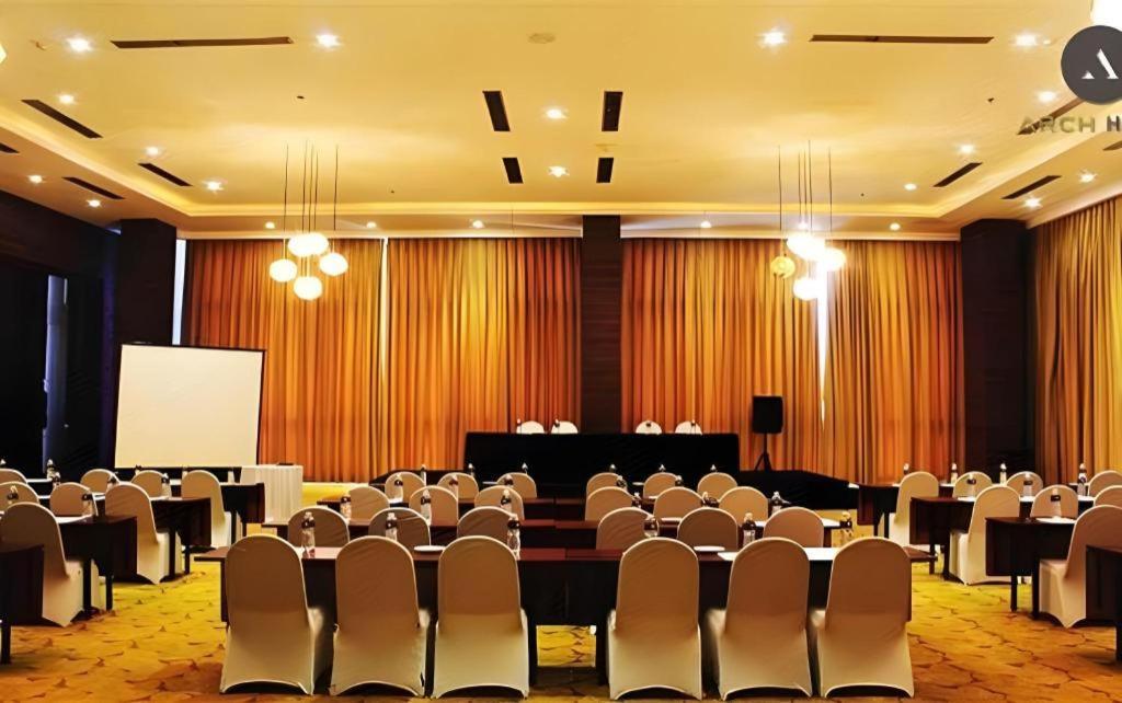 Arch Hotel בוגור מראה חיצוני תמונה