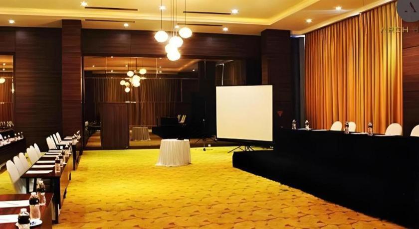 Arch Hotel בוגור מראה חיצוני תמונה